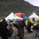 Darchen is a small village situated right in front of the sacred mountain of Kailash, was previously an important sheep station for nomads and their flocks and had only two permanent buildings; Its altitude is 4600 metres and is now the starting point for pilgrimages of Mt. Kailash kora
