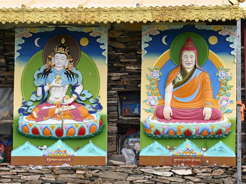 Bage-Mani-statues