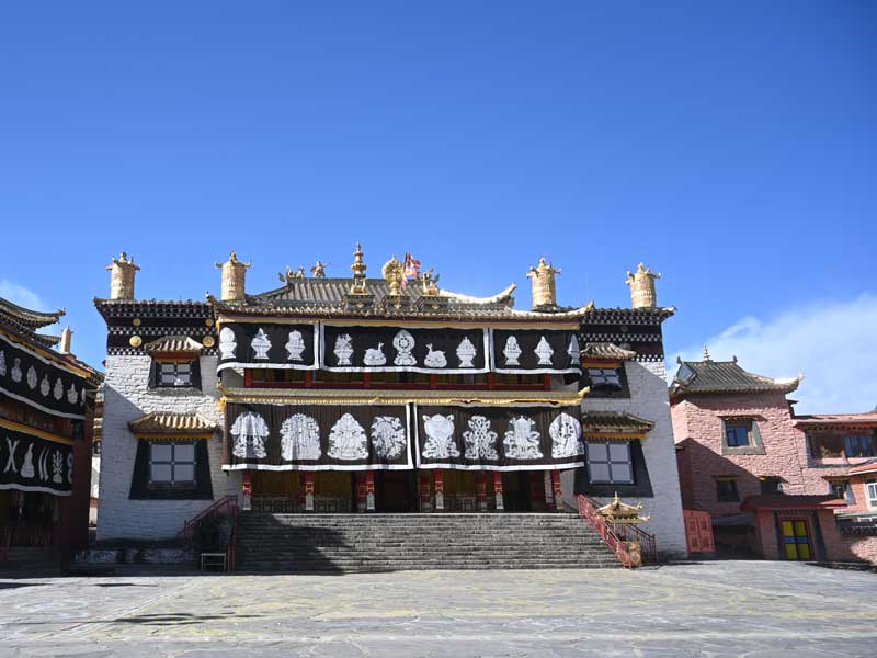 Datzang monastery plaza
