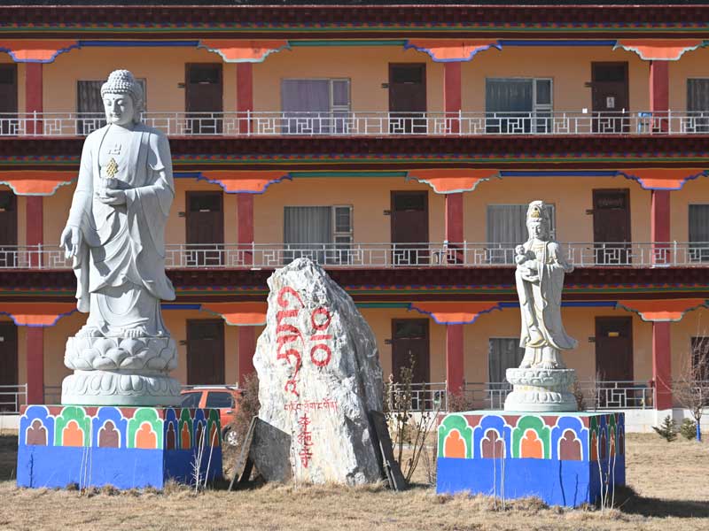 Dongthog-statues