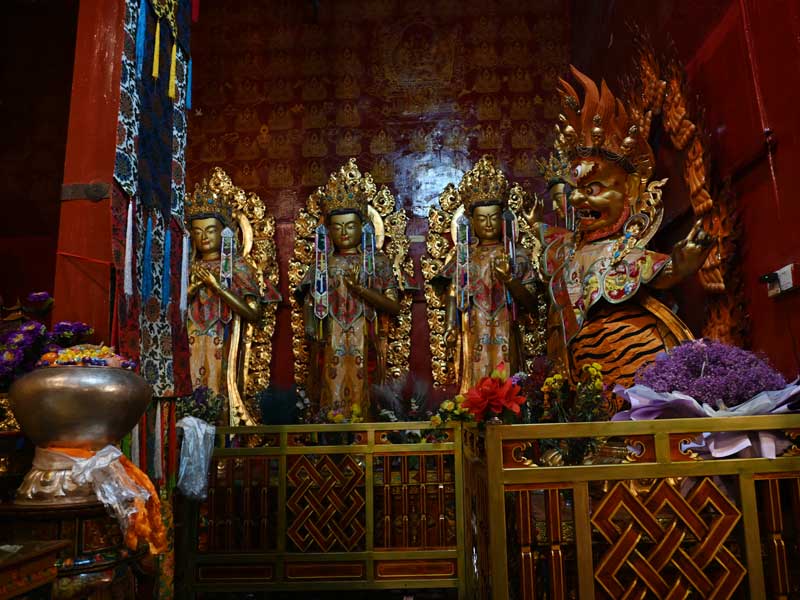 Dorje Drak buddha statues