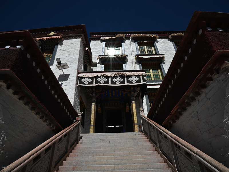 Dorje Drak side hall