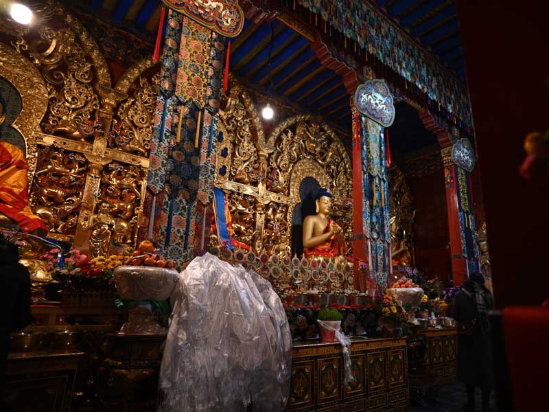Dorje Drak statues