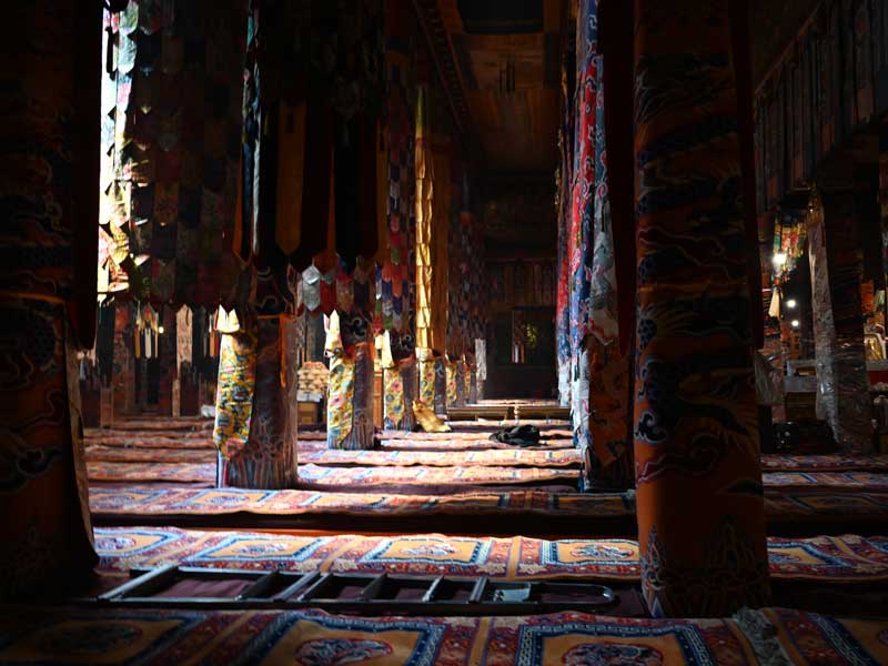 Drepung main hall interior