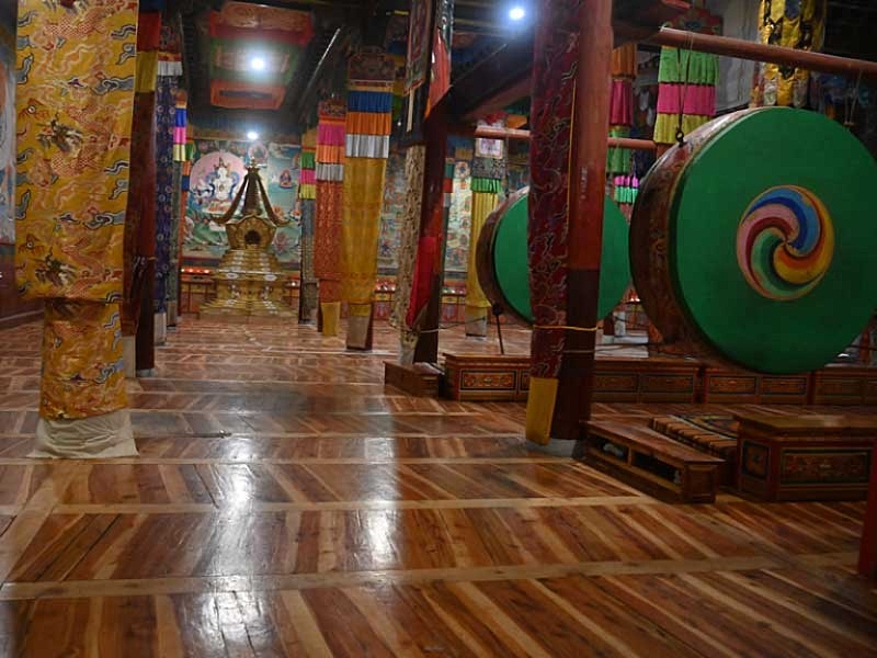 Gonchen-Monastery-hall