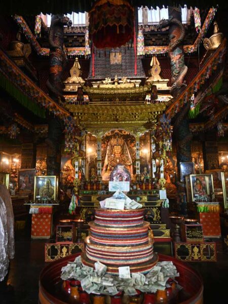 Han Temple enshrined buddha