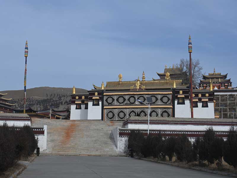 Hezuo-Monastery-hall