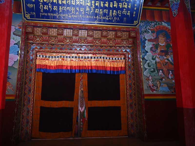 Madal-mainhall-door
