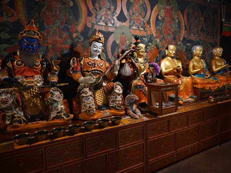 Mindroling statues