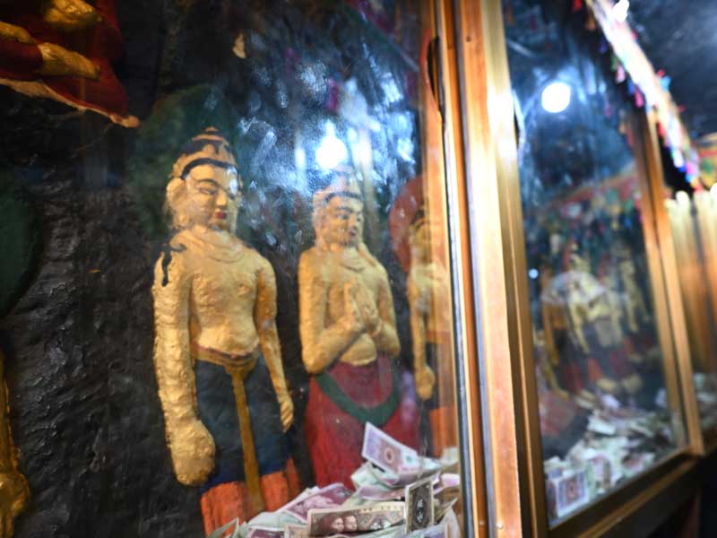 Naturally formed Buddha statues
