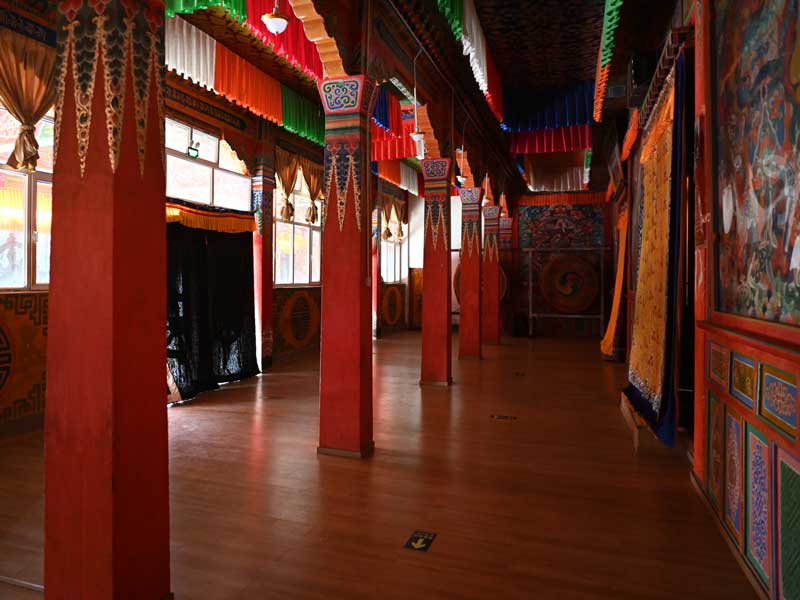 Nyenmo-mainhall
