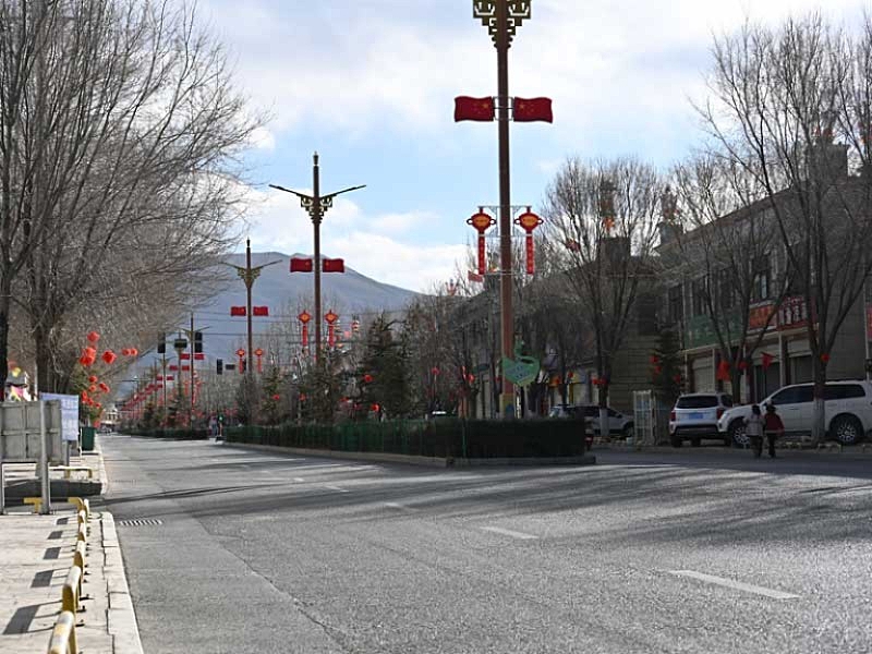 Qonggyai main street