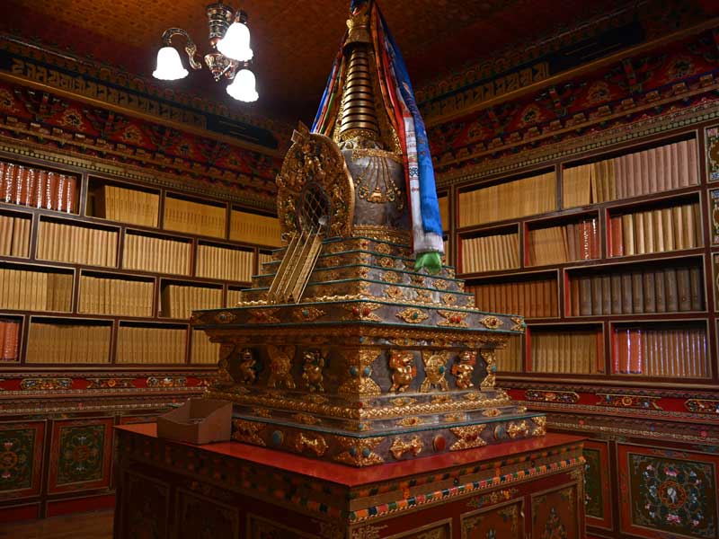 Shedrubling Tsongkhapa hall chorten