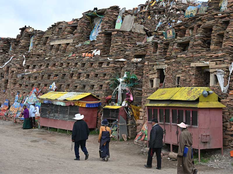 Sumge-Mani-Pilgrims