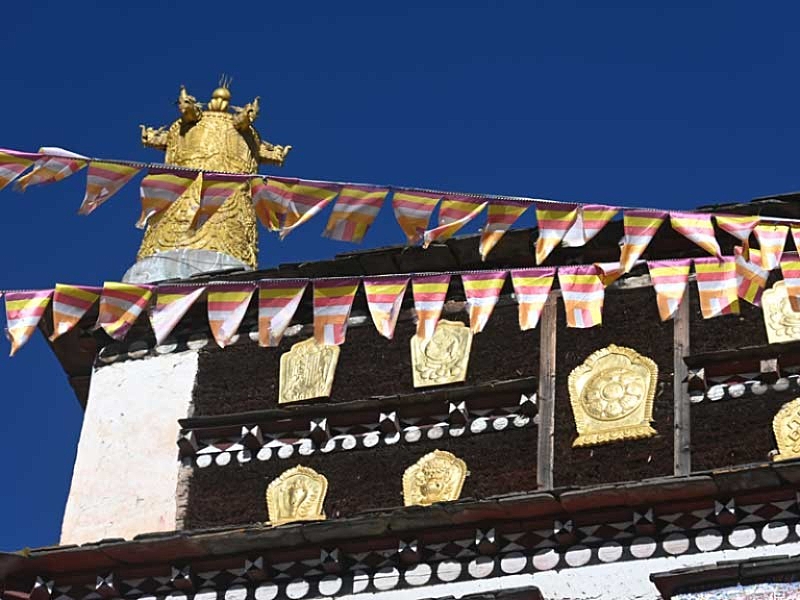 Tagong-Monastery-rooftop
