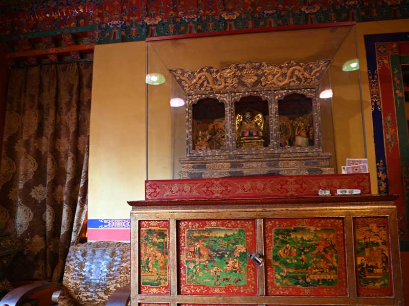 Takten Migyur cabinet