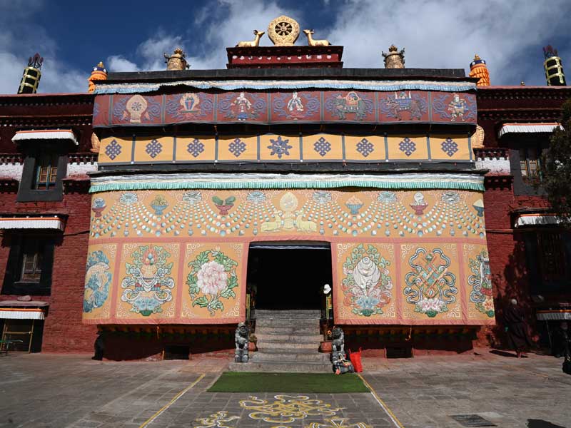 Tsemon ling mainhall