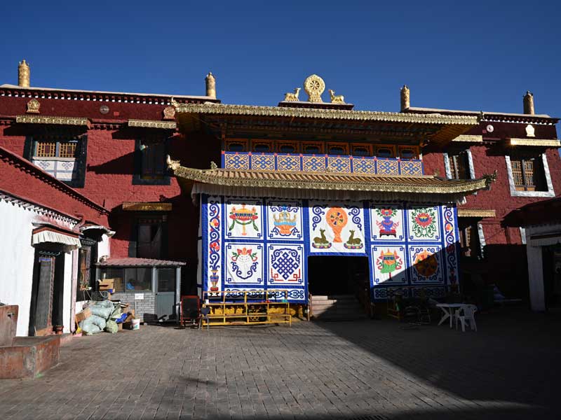 Tsetang monastery mainhall 2