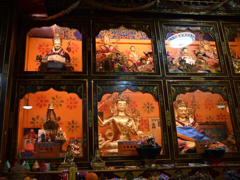 Western Rigsum Buddha niche
