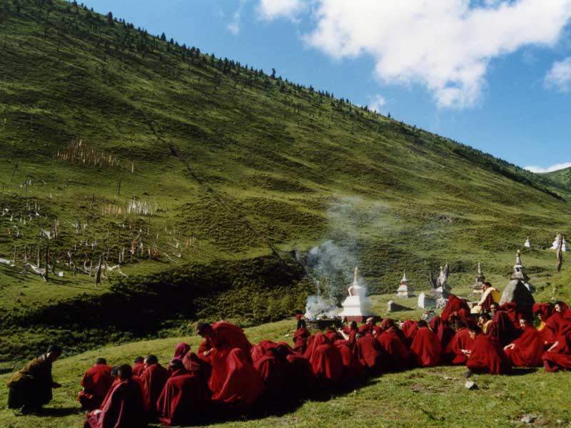 Juli monks pray