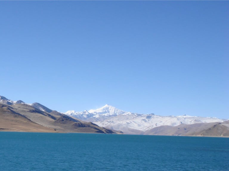 Yamdrok lake in winter